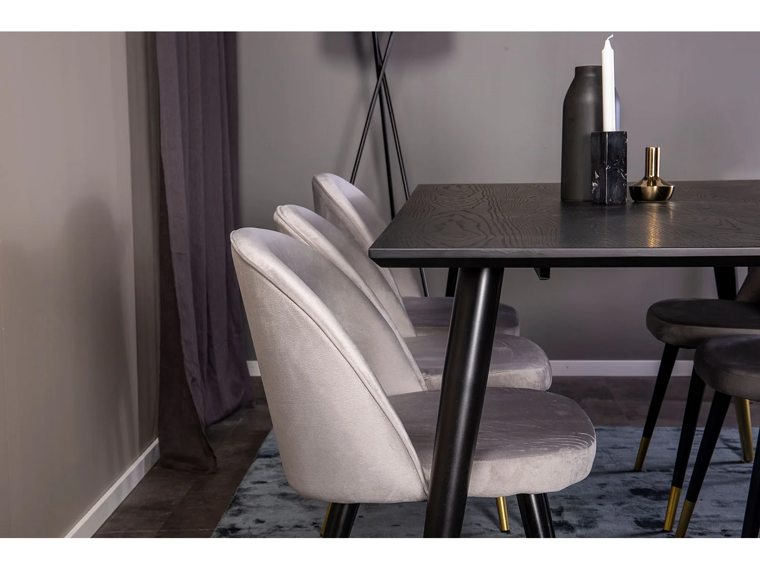 Dipp180x90BLBR eethoek eetkamertafel zwart en 6 Velvet eetkamerstal velours lichtgrijs.