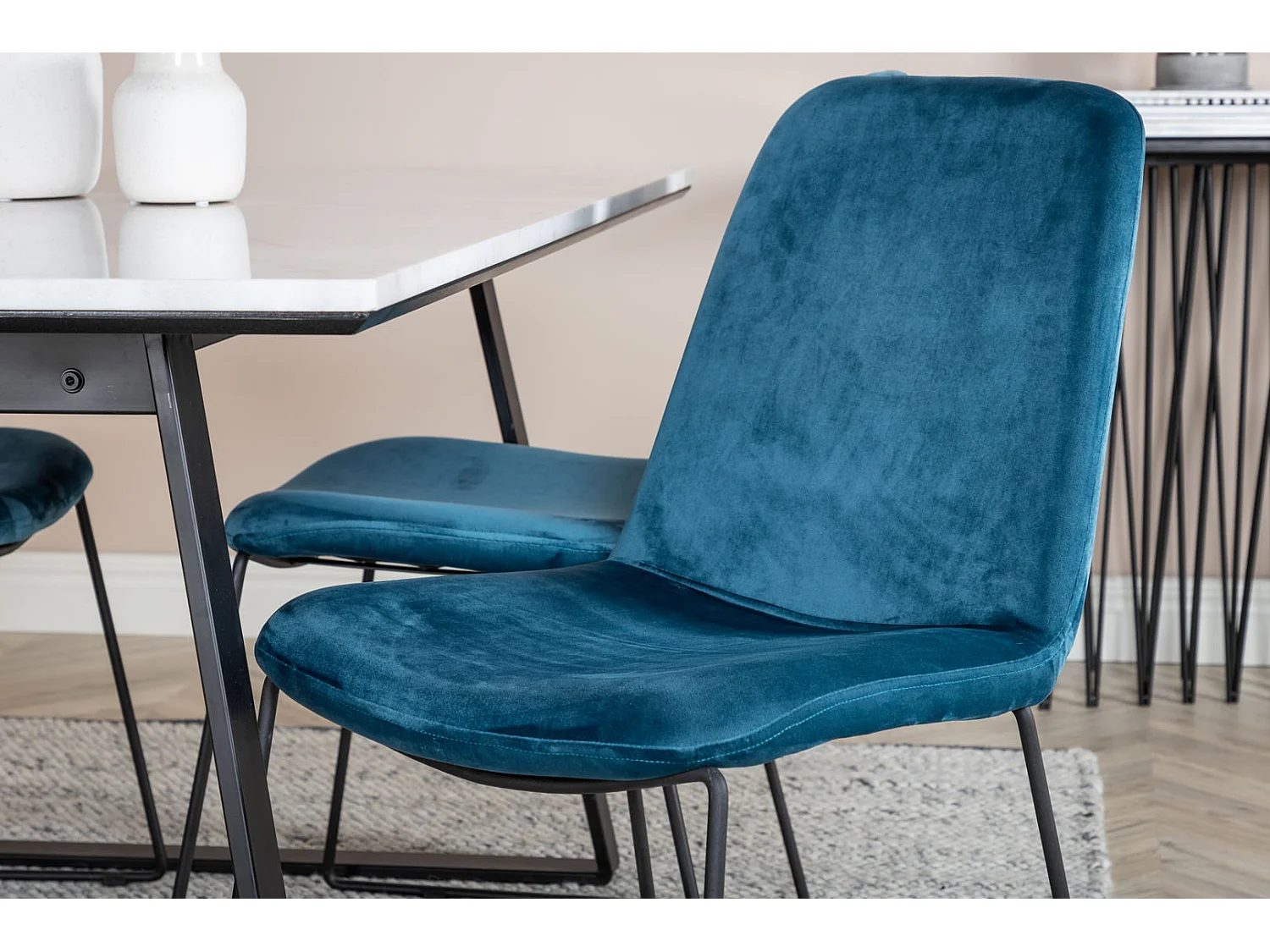 Estelle ensemble table, table marbre blanc et 4 Muce chaises Velours bleu.