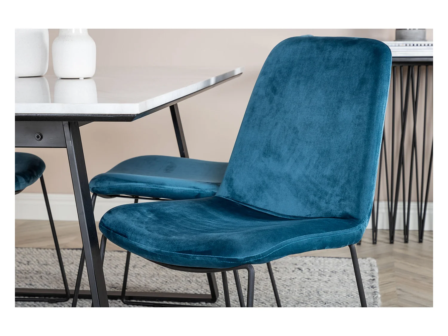 Estelle ensemble table, table marbre blanc et 4 Muce chaises Velours bleu.