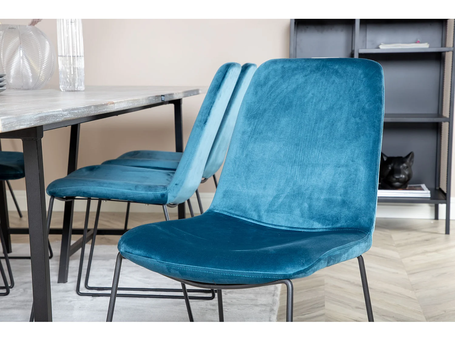 Jepara eethoek eetkamertafel teakhout en 6 Muce eetkamerstal velours blauw.