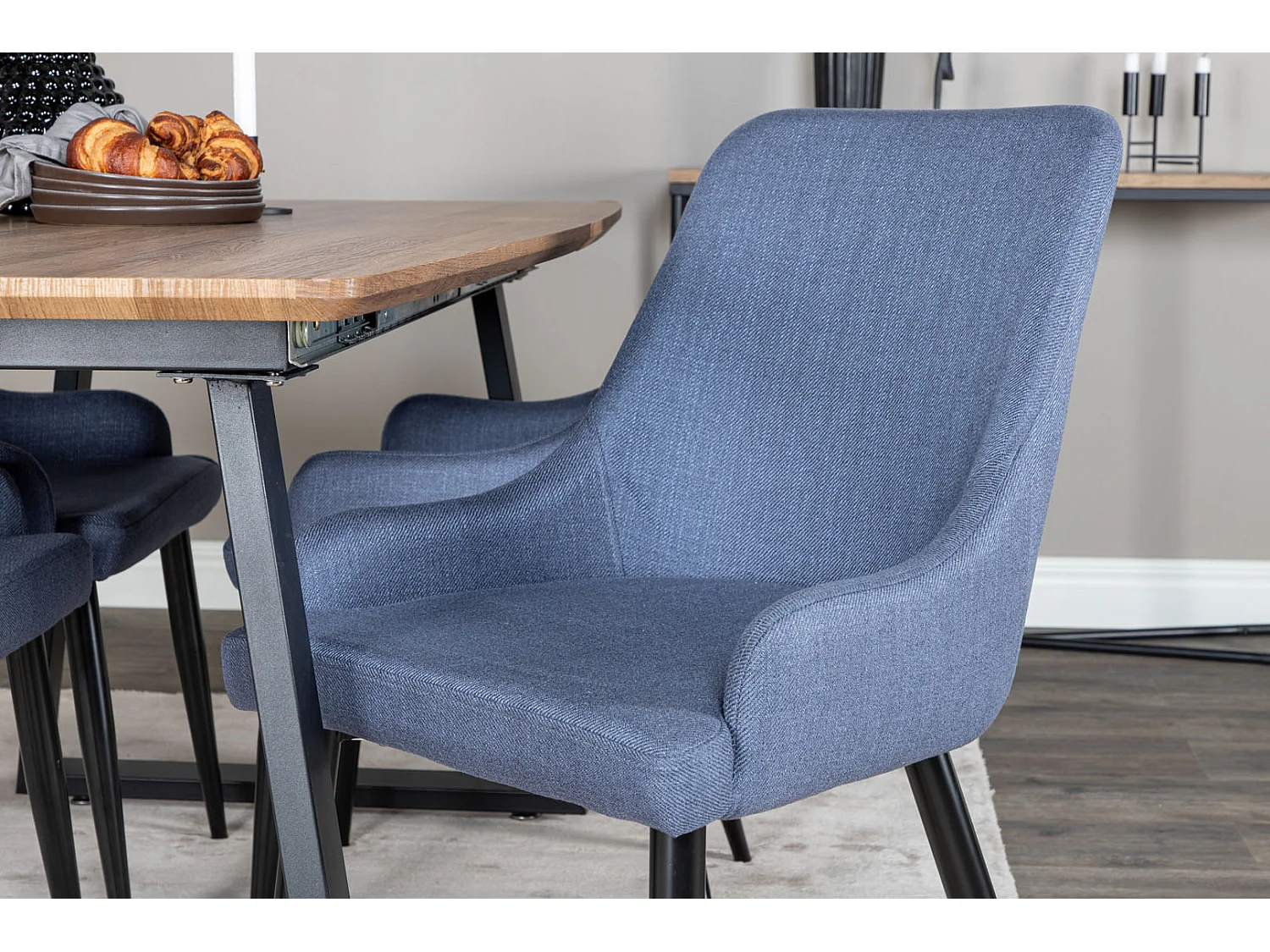 IncaNABL eethoek eetkamertafel uitschuifbare tafel lengte cm 160 / 200 el hout decor en 4 Plaza eetkamerstal blauw, zwart.