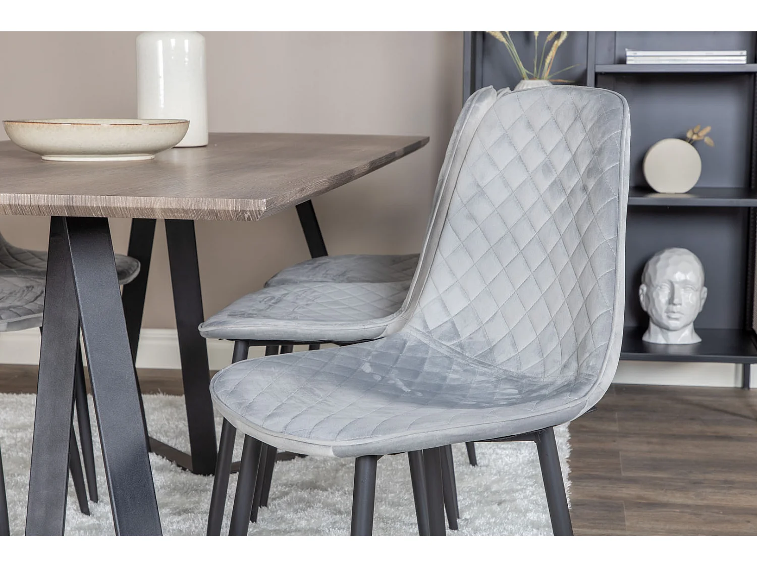 MarinaGRBL eethoek eetkamertafel el hout decor grijs en 6 Polar Diamond eetkamerstal velours grijs.