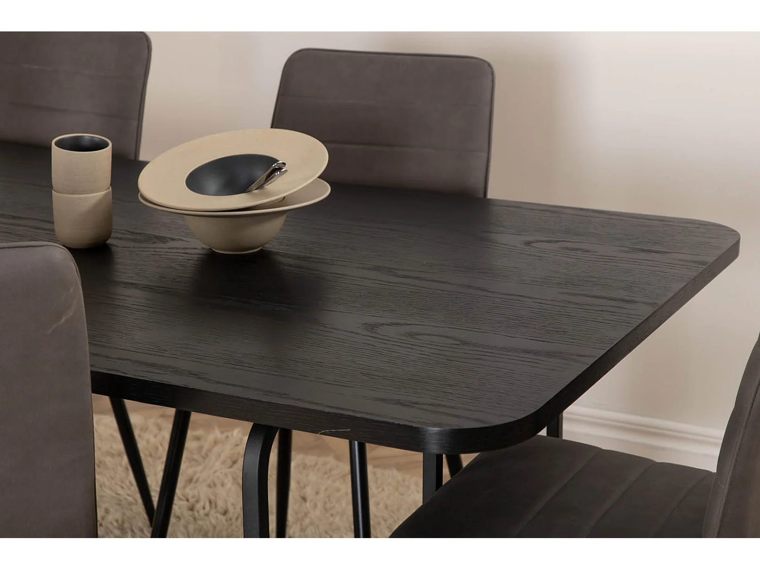 UnoBL eethoek eetkamertafel zwart en 6 Windu Lyx eetkamerstal grijs.