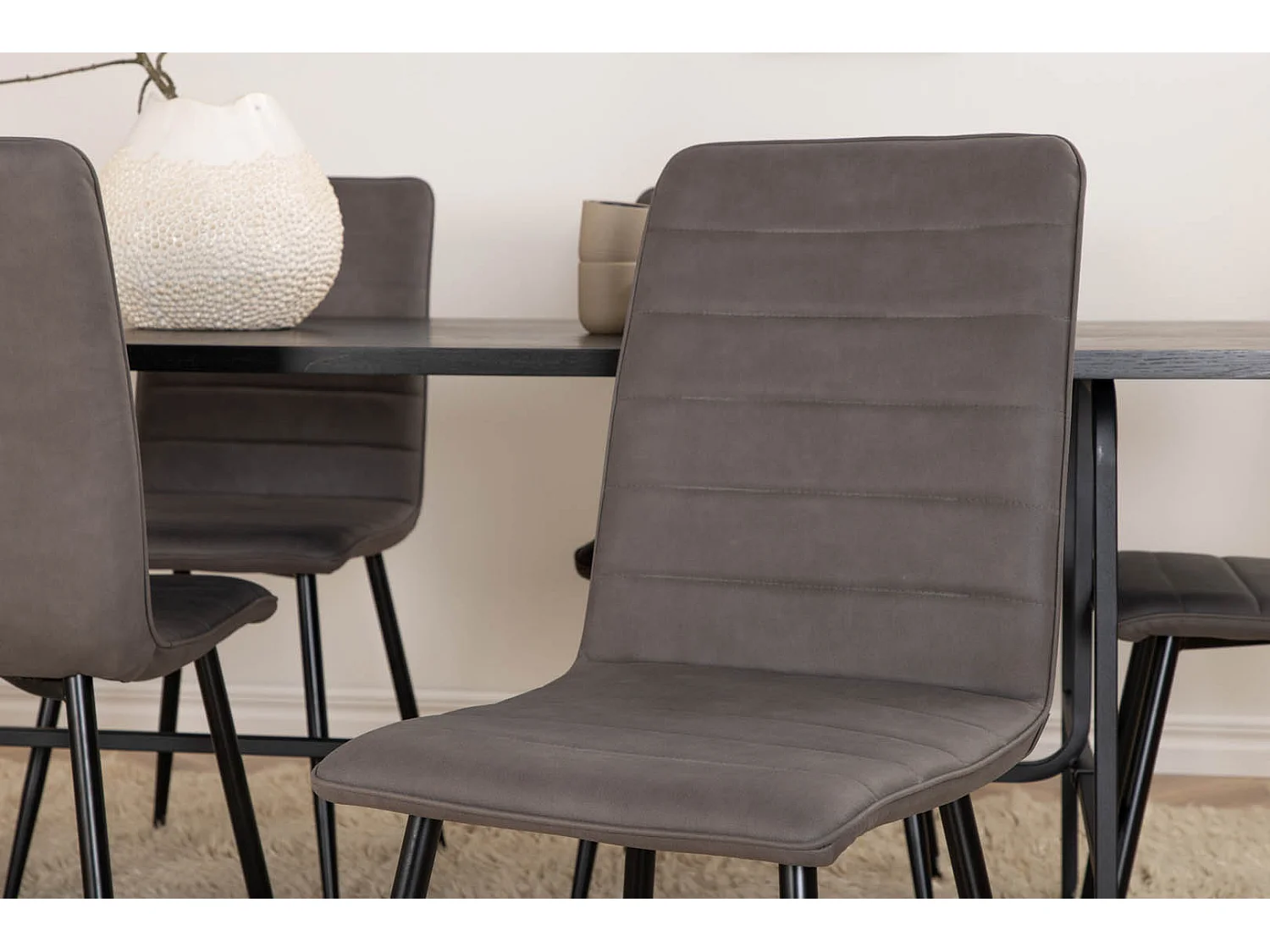 UnoBL eethoek eetkamertafel zwart en 6 Windu Lyx eetkamerstal grijs.