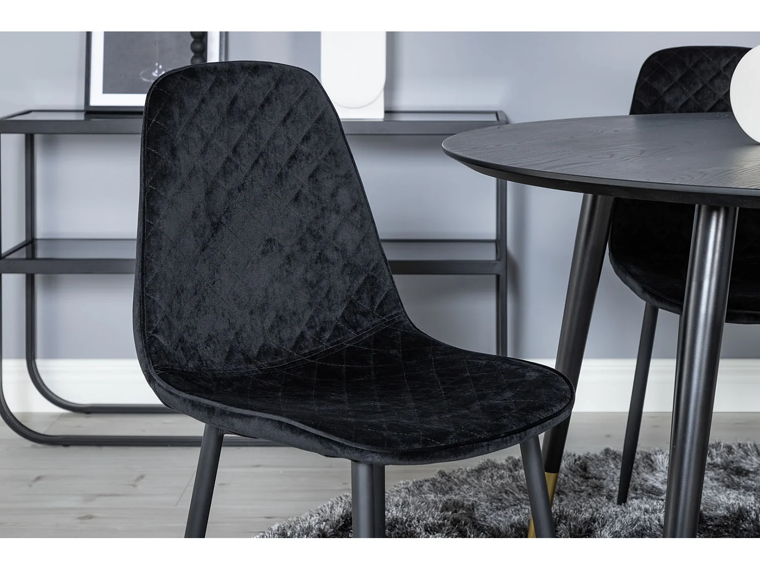 DippØ115BLBR eethoek eetkamertafel zwart en 4 Polar Diamond eetkamerstal velours zwart.