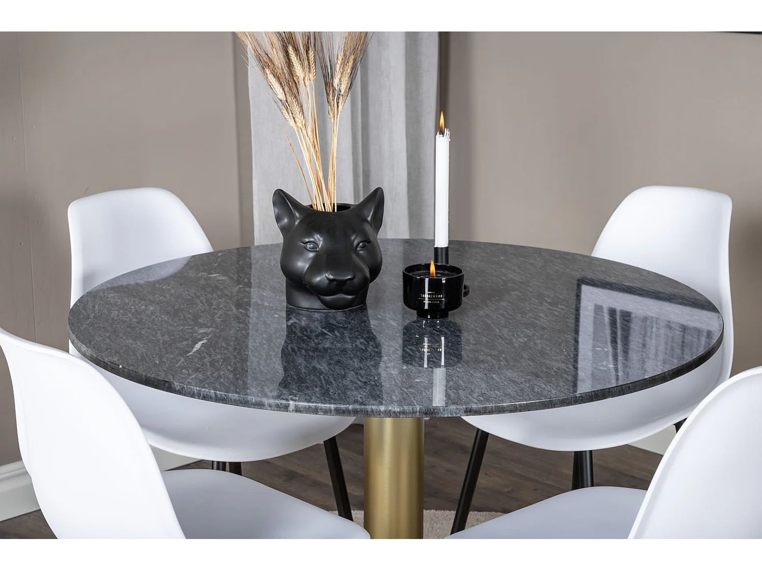 EstelleØ106BLBR ensemble table, table noir, marbre et 4 Polar chaises blanc.