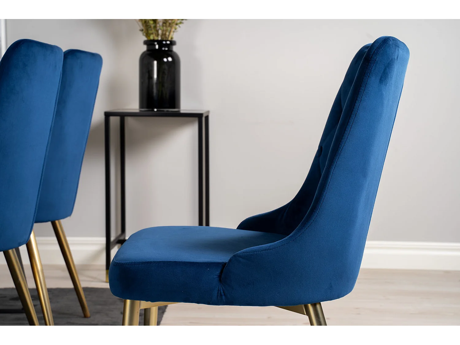 EstelleBLBL eethoek eetkamertafel zwart, marmer en 6 Velvet Deluxe eetkamerstal velours blauw, messing decor.