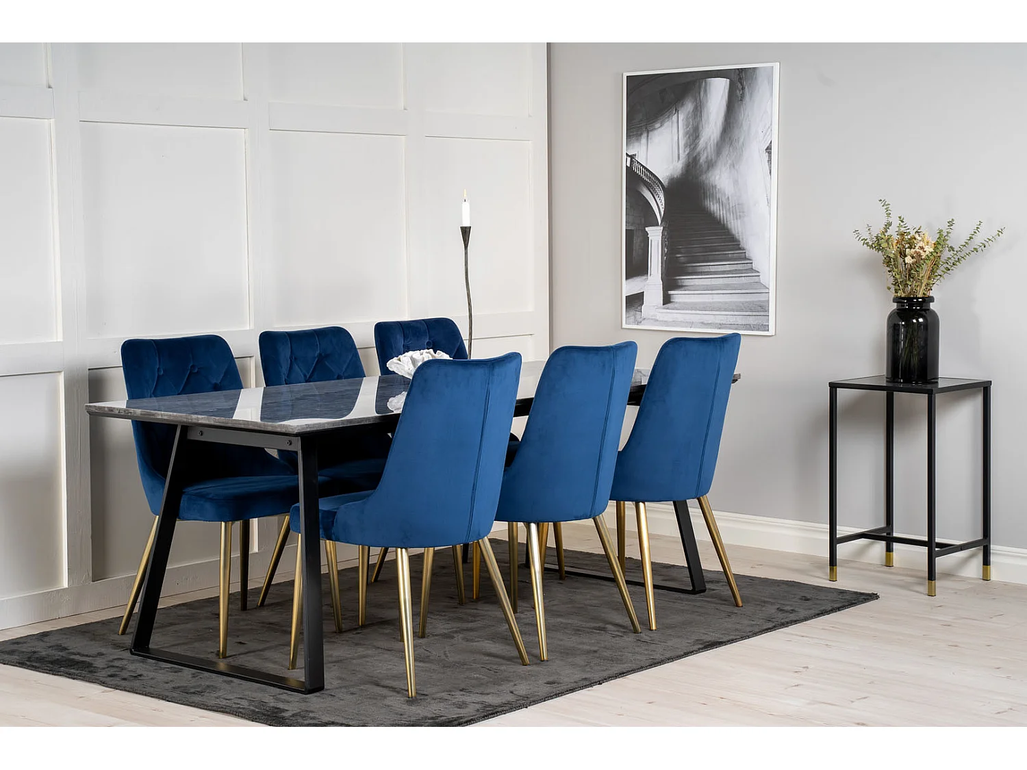 EstelleBLBL eethoek eetkamertafel zwart, marmer en 6 Velvet Deluxe eetkamerstal velours blauw, messing decor.