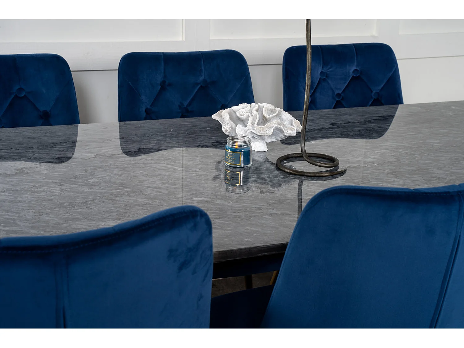 EstelleBLBL eethoek eetkamertafel zwart, marmer en 6 Velvet Deluxe eetkamerstal velours blauw, messing decor.