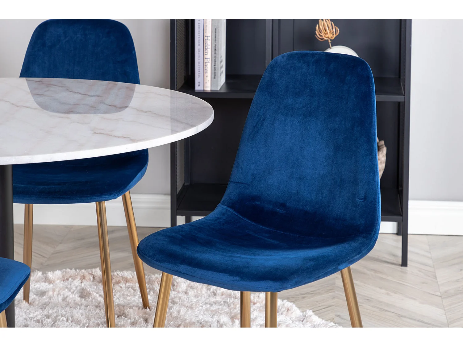 EstelleØ106WHBL ensemble table, table blanc, marbre et 4 Polar chaises Velours bleu, laiton décor.