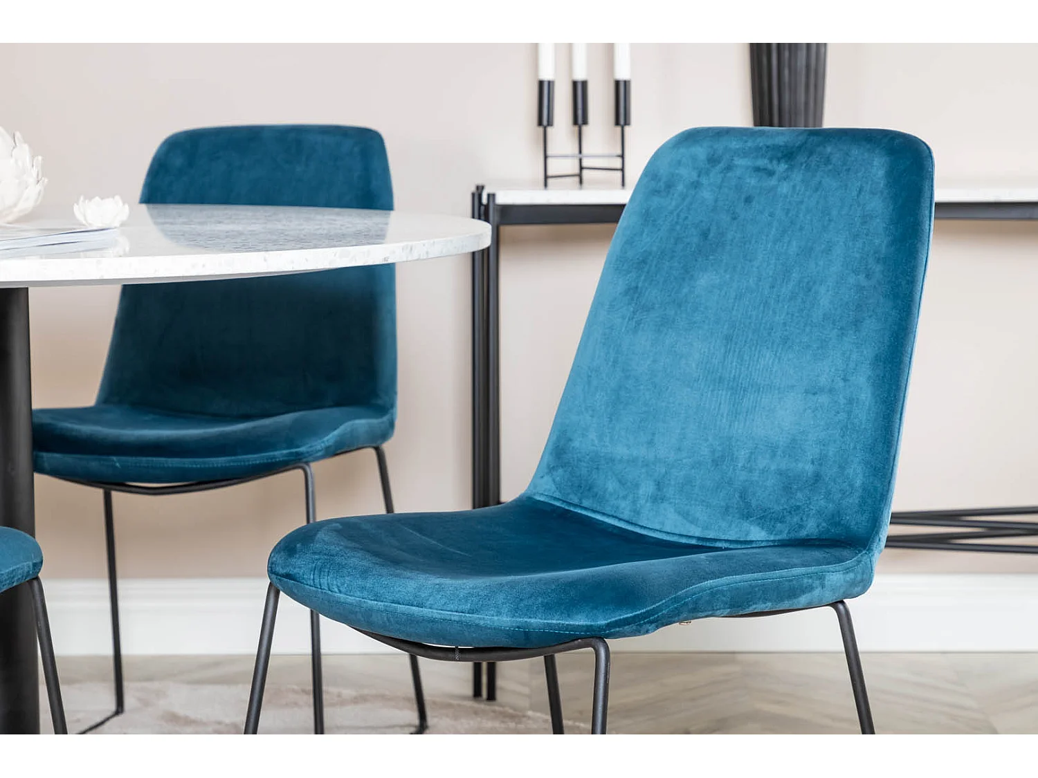 RazziaWH ensemble table, table terrazzo blanc et 4 Muce chaises Velours bleu.