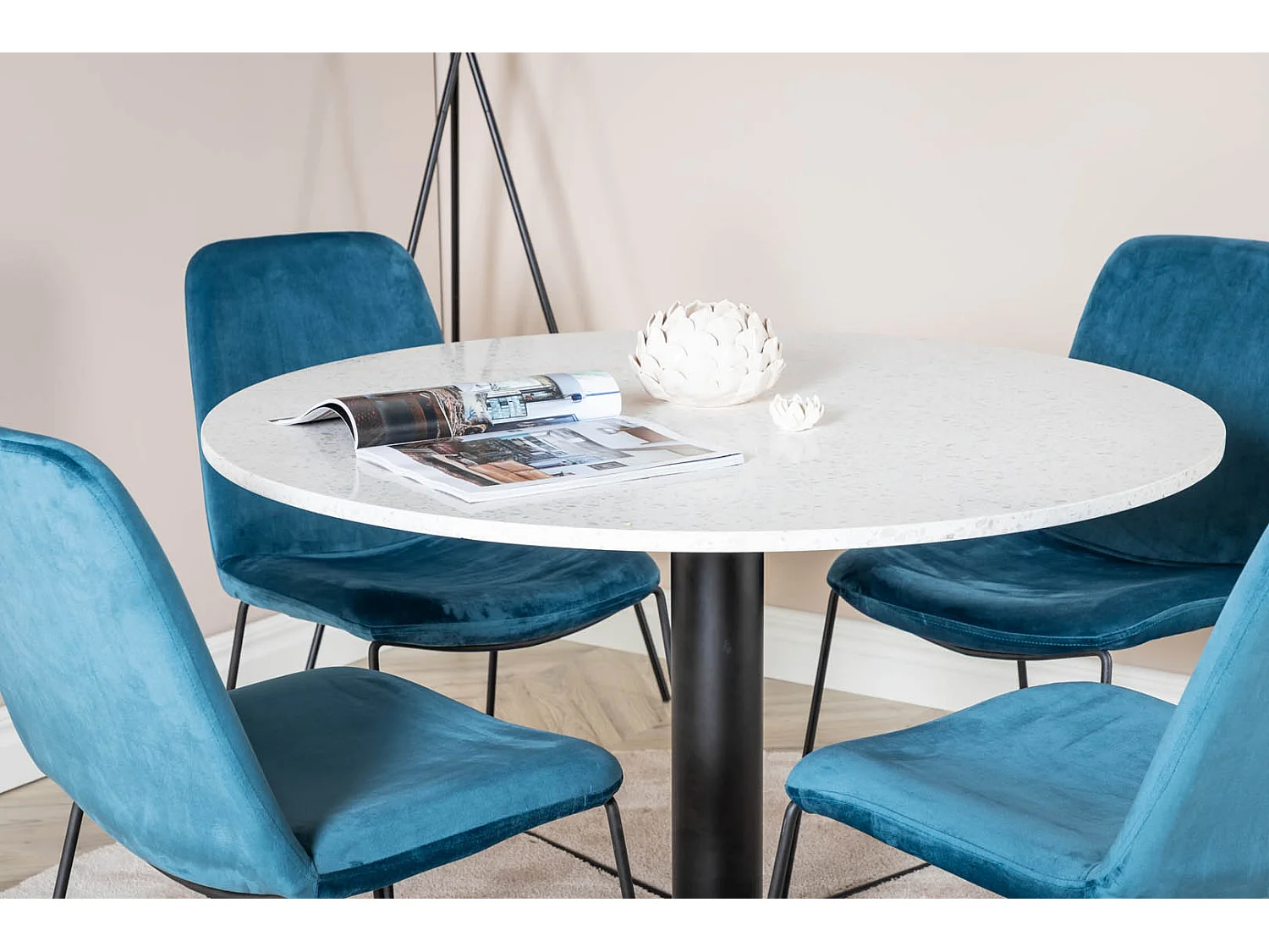RazziaWH ensemble table, table terrazzo blanc et 4 Muce chaises Velours bleu.