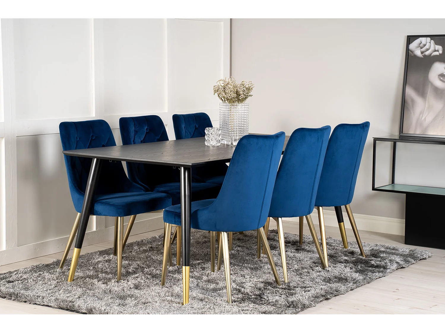 Dipp180x90BLBR eethoek eetkamertafel zwart en 6 Velvet Deluxe eetkamerstal velours blauw, messing decor.