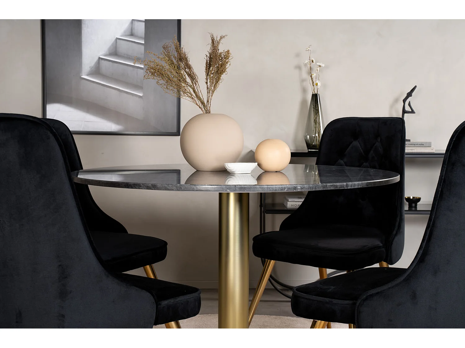 EstelleØ106BLBR ensemble table, table noir, marbre et 4 Velvet Deluxe chaises Velours noir, laiton décor.