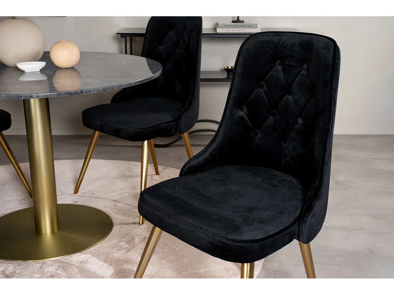 EstelleØ106BLBR ensemble table, table noir, marbre et 4 Velvet Deluxe chaises Velours noir, laiton décor.
