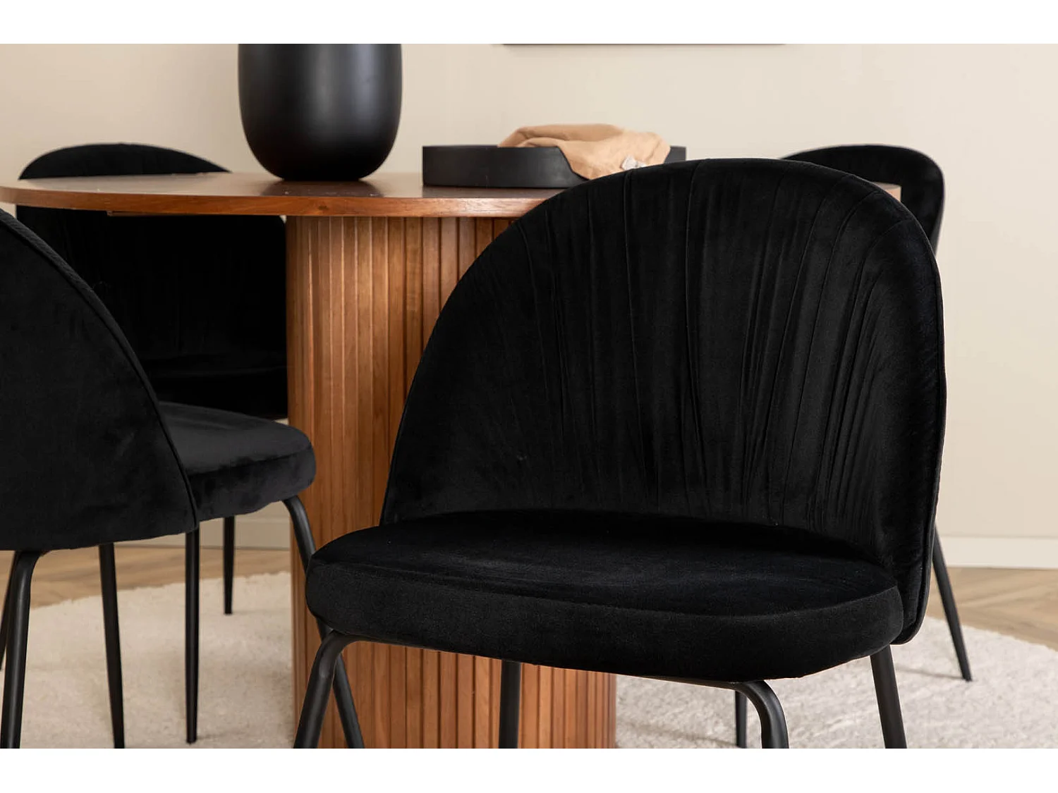 BiancaROWA Essgruppe Esstisch Eiche Furnier und 4 Wrinkles Esszimmerstühle Velour schwarz.