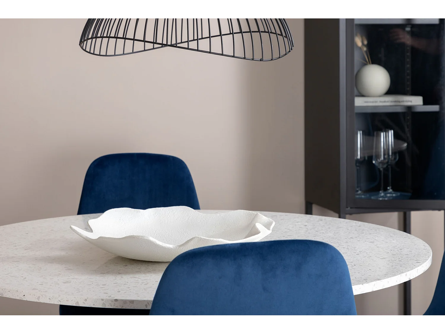 RazziaWH eethoek eetkamertafel terazzo wit en 4 Polar eetkamerstal velours blauw, messing decor.