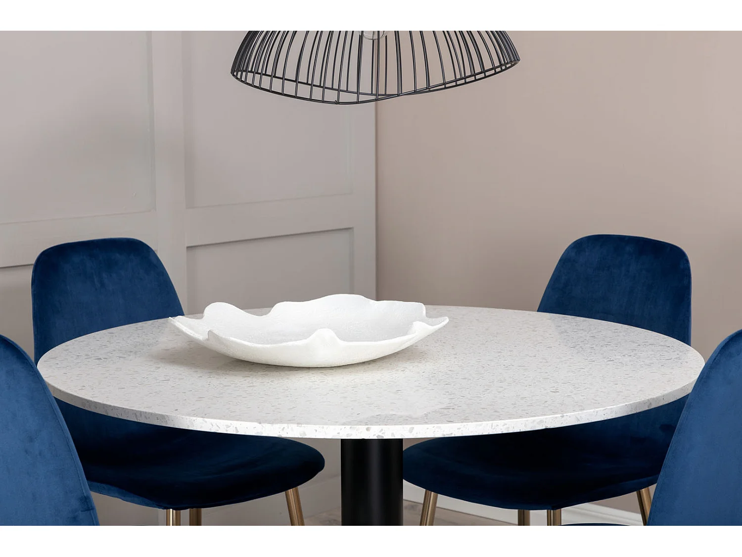 RazziaWH eethoek eetkamertafel terazzo wit en 4 Polar eetkamerstal velours blauw, messing decor.