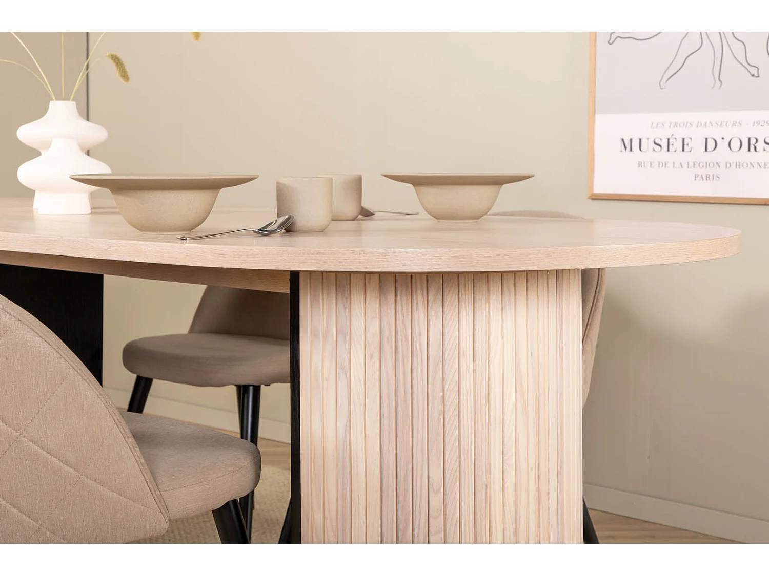 BiancaWW ensemble table, table chêne plaqué blanc washed et 4 Velvet Stitches chaises Velours beige.