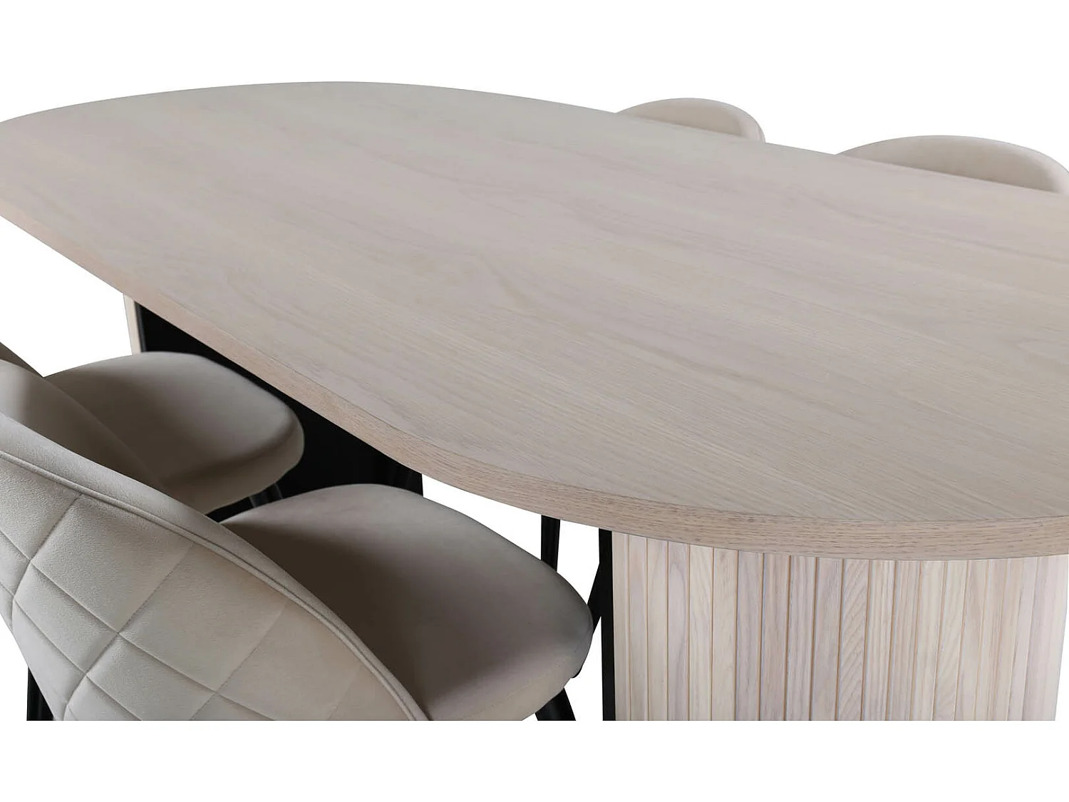 BiancaWW eethoek eetkamertafel eik fineer wit washed en 4 Velvet Stitches eetkamerstal velours beige.