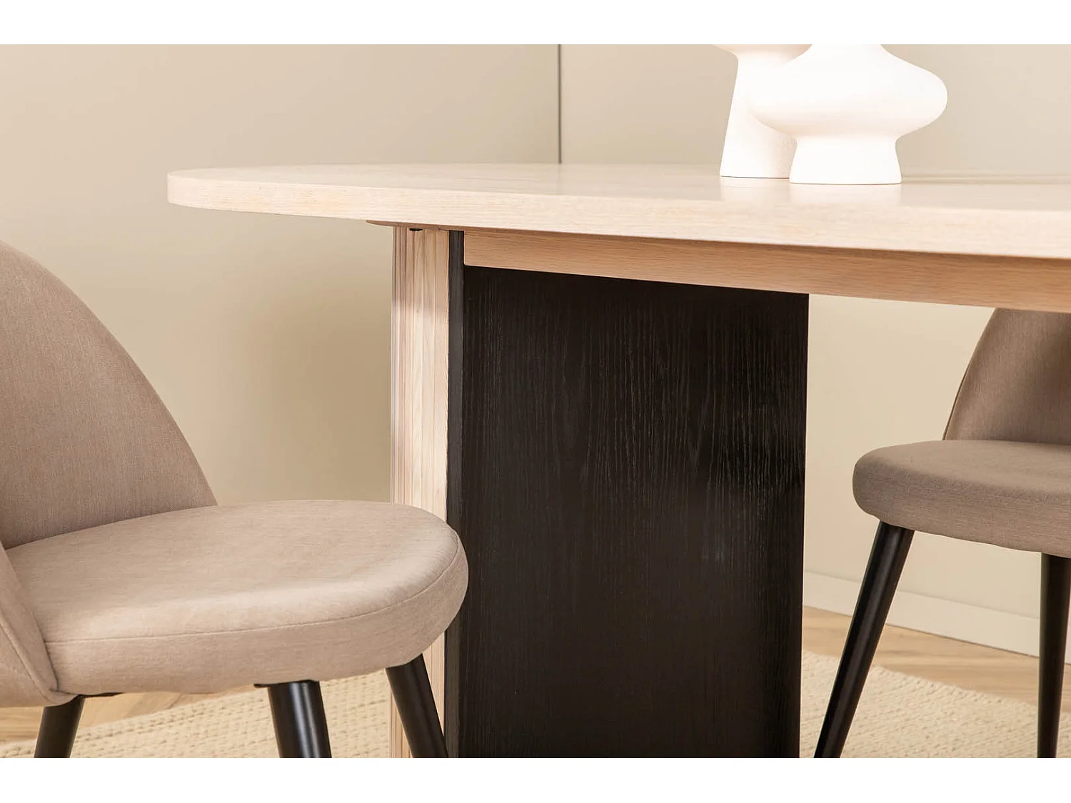 BiancaWW eethoek eetkamertafel eik fineer wit washed en 4 Velvet Stitches eetkamerstal velours beige.