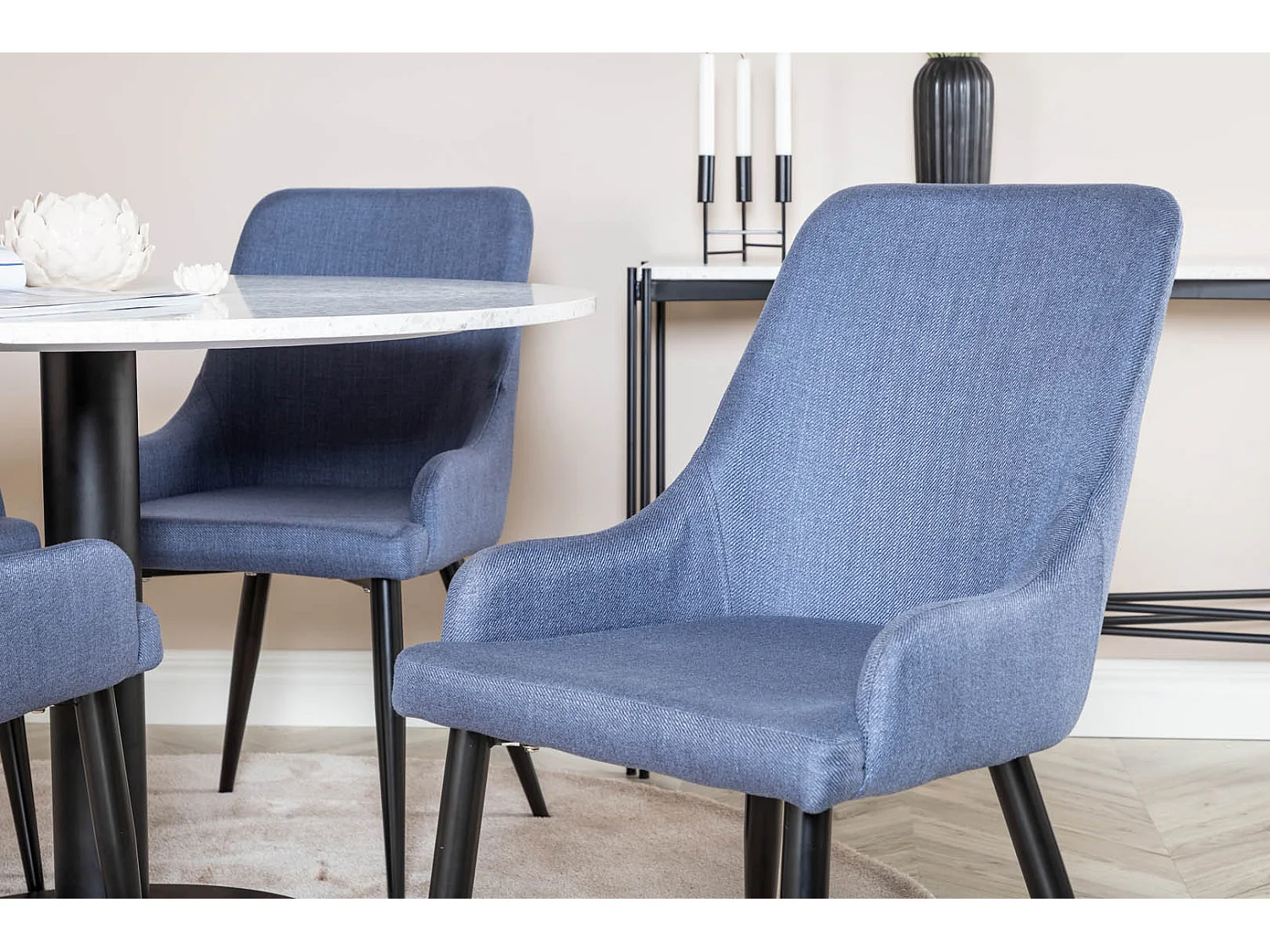 RazziaWH eethoek eetkamertafel terazzo wit en 4 Plaza eetkamerstal blauw, zwart.