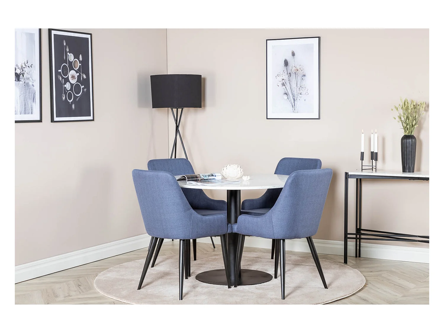 RazziaWH eethoek eetkamertafel terazzo wit en 4 Plaza eetkamerstal blauw, zwart.