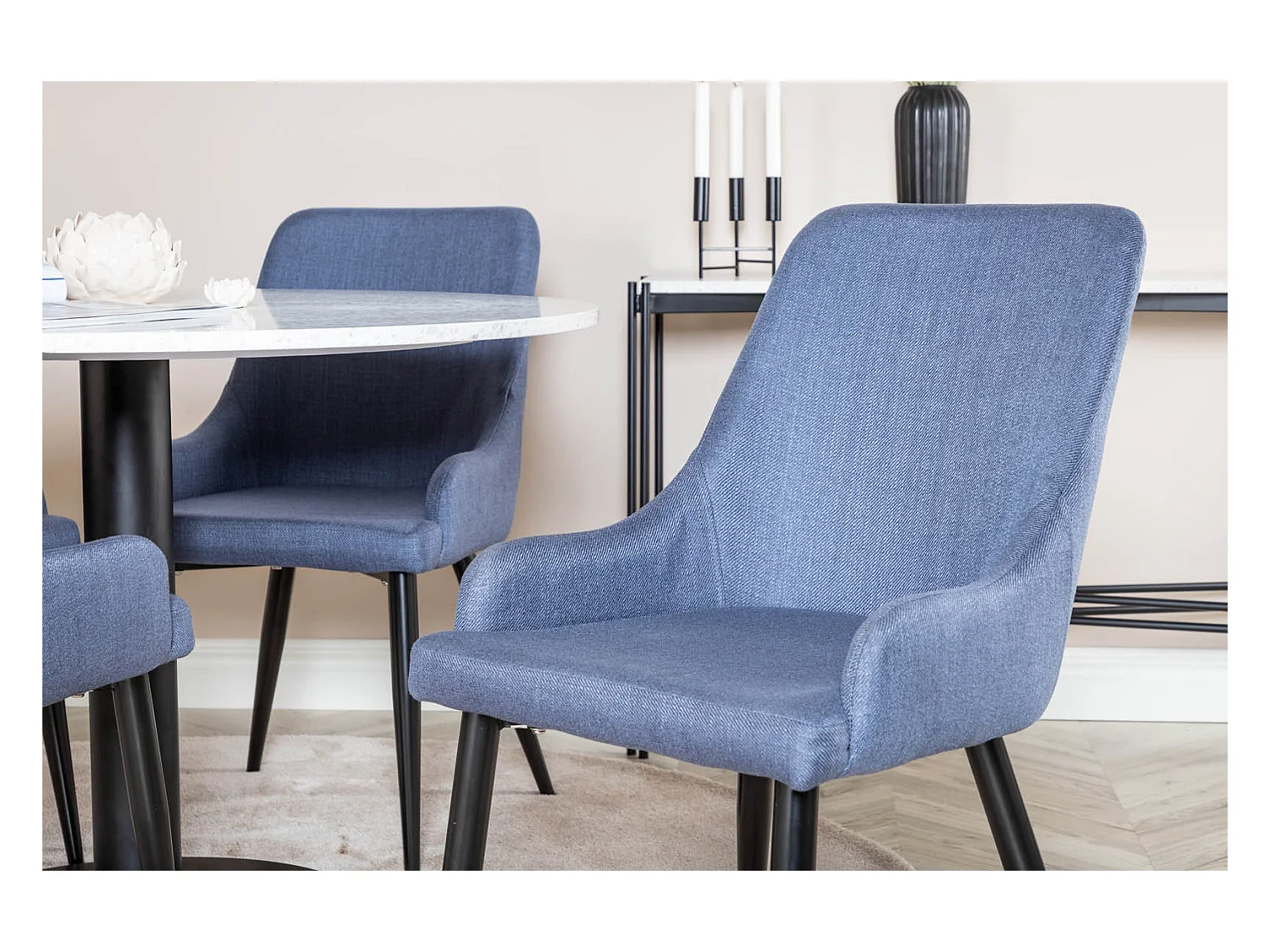 RazziaWH eethoek eetkamertafel terazzo wit en 4 Plaza eetkamerstal blauw, zwart.