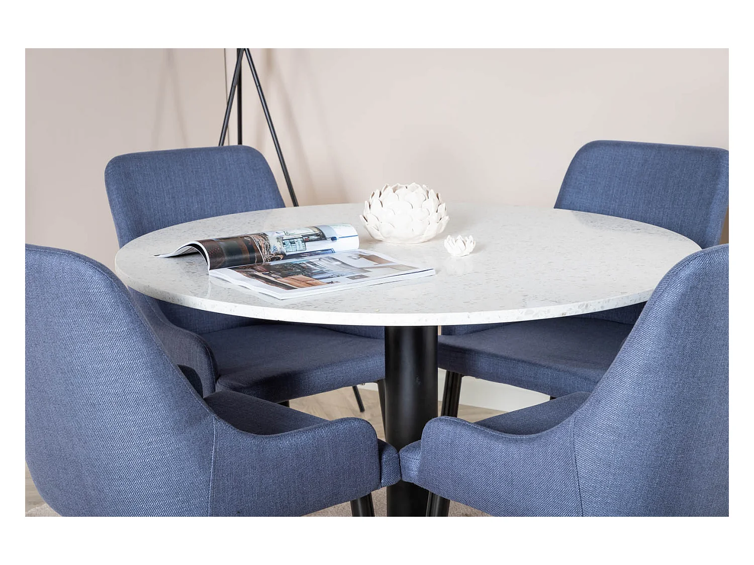 RazziaWH eethoek eetkamertafel terazzo wit en 4 Plaza eetkamerstal blauw, zwart.