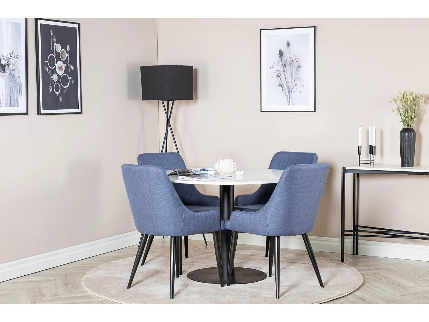 RazziaWH eethoek eetkamertafel terazzo wit en 4 Plaza eetkamerstal blauw, zwart.