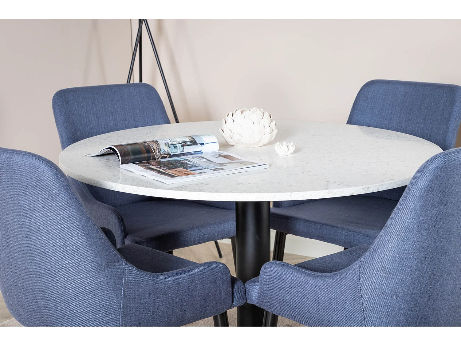 RazziaWH eethoek eetkamertafel terazzo wit en 4 Plaza eetkamerstal blauw, zwart.