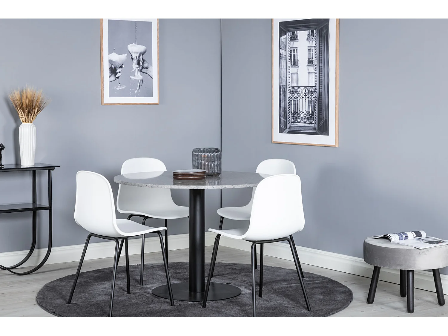 RazziaGR eethoek eetkamertafel terazzo grijs en 4 Arctic eetkamerstal wit, zwart.