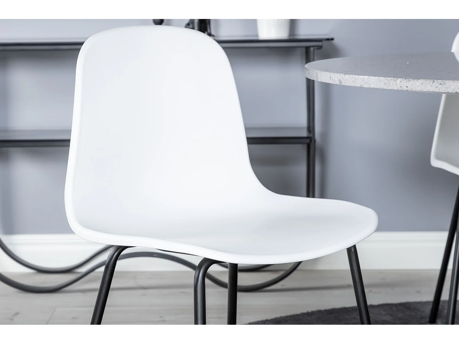 RazziaGR eethoek eetkamertafel terazzo grijs en 4 Arctic eetkamerstal wit, zwart.