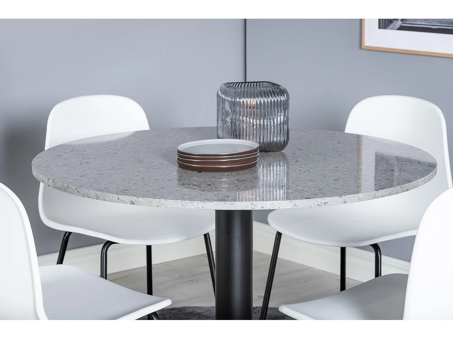 RazziaGR eethoek eetkamertafel terazzo grijs en 4 Arctic eetkamerstal wit, zwart.