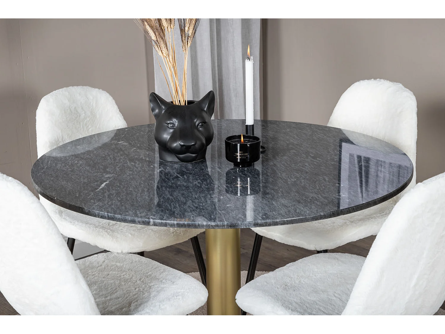 EstelleØ106BLBR eethoek eetkamertafel zwart, marmer en 4 Polar Fluff eetkamerstal Teddy wit.