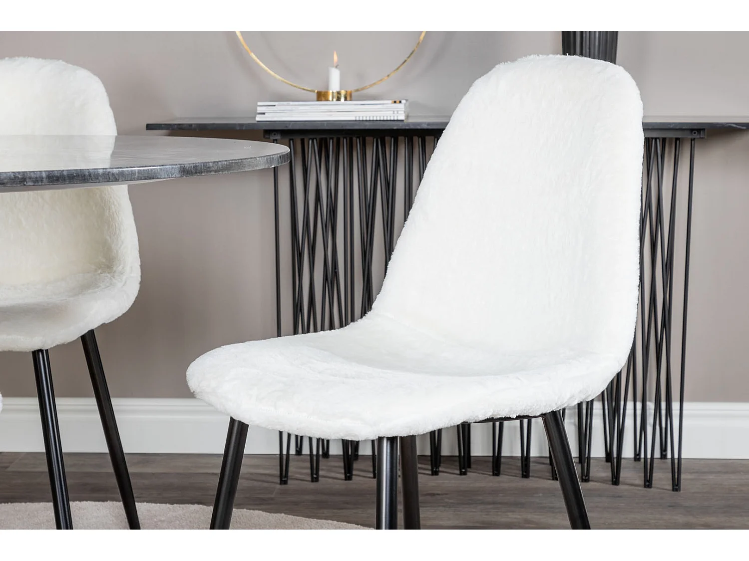 EstelleØ106BLBR ensemble table, table noir, marbre et 4 Polar Fluff chaises Teddy blanc.