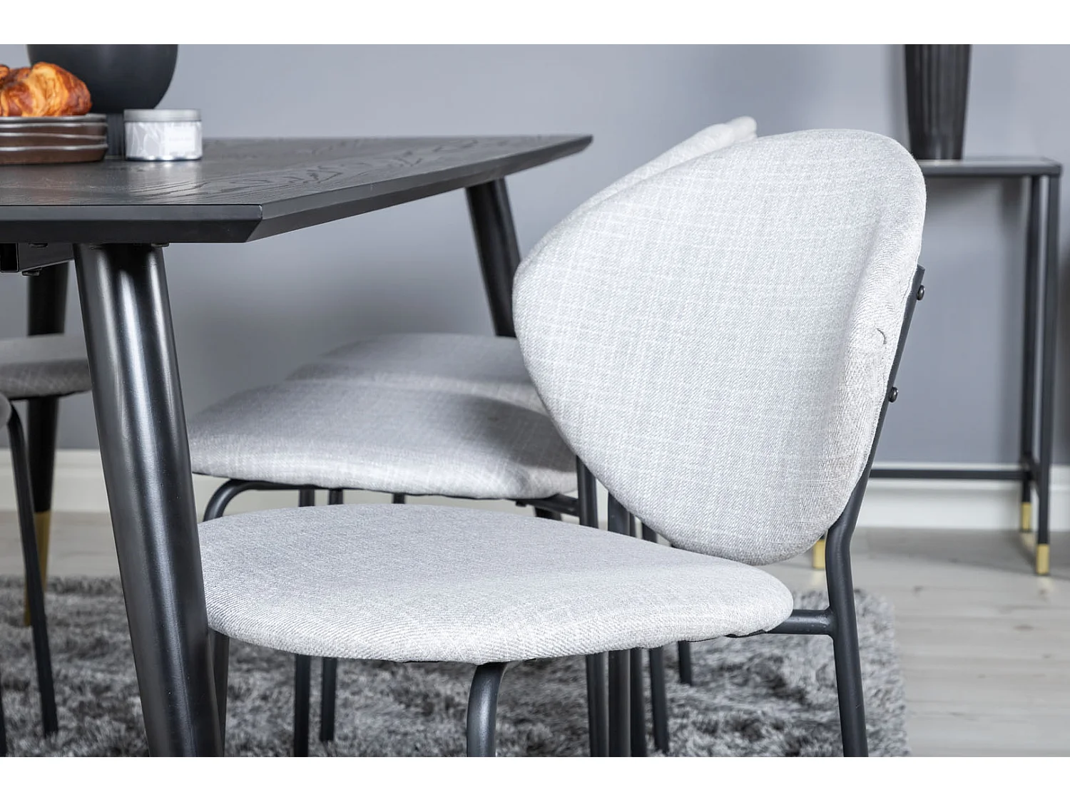 Dipp180x90BLBR eethoek eetkamertafel zwart en 6 Vault eetkamerstal grijs.