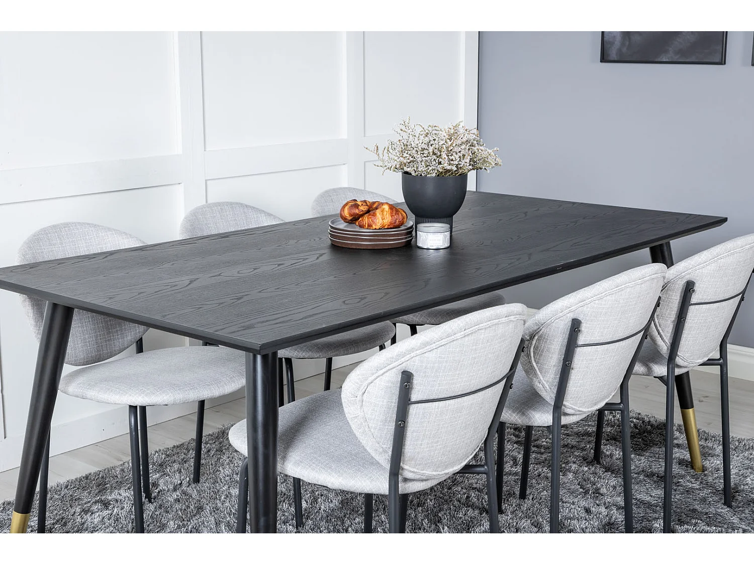 Dipp180x90BLBR eethoek eetkamertafel zwart en 6 Vault eetkamerstal grijs.