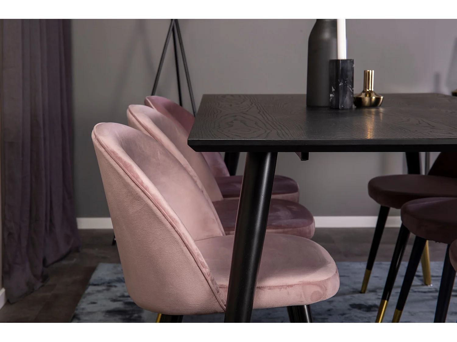 Dipp180x90BLBR Essgruppe Esstisch schwarz und 6 Velvet Esszimmerstühle Velour pink, schwarz, Messing dekor.
