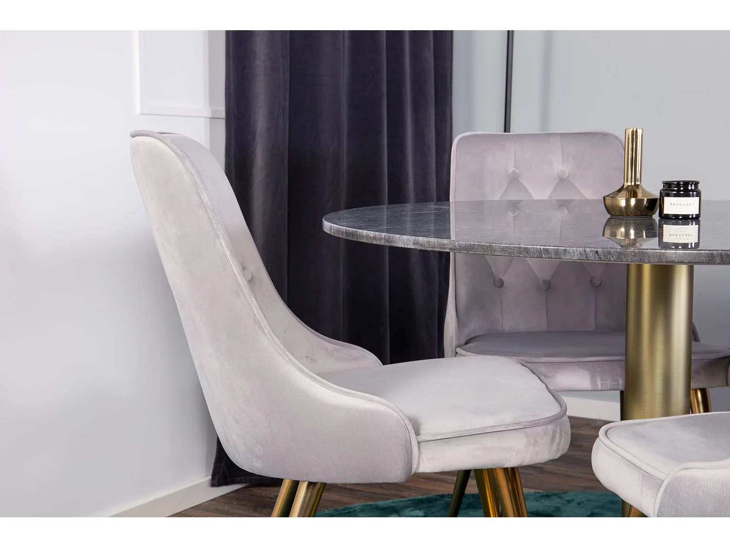 EstelleØ106BLBR eethoek eetkamertafel zwart, marmer en 4 Velvet Deluxe eetkamerstal velours lichtgrijs, messing decor.