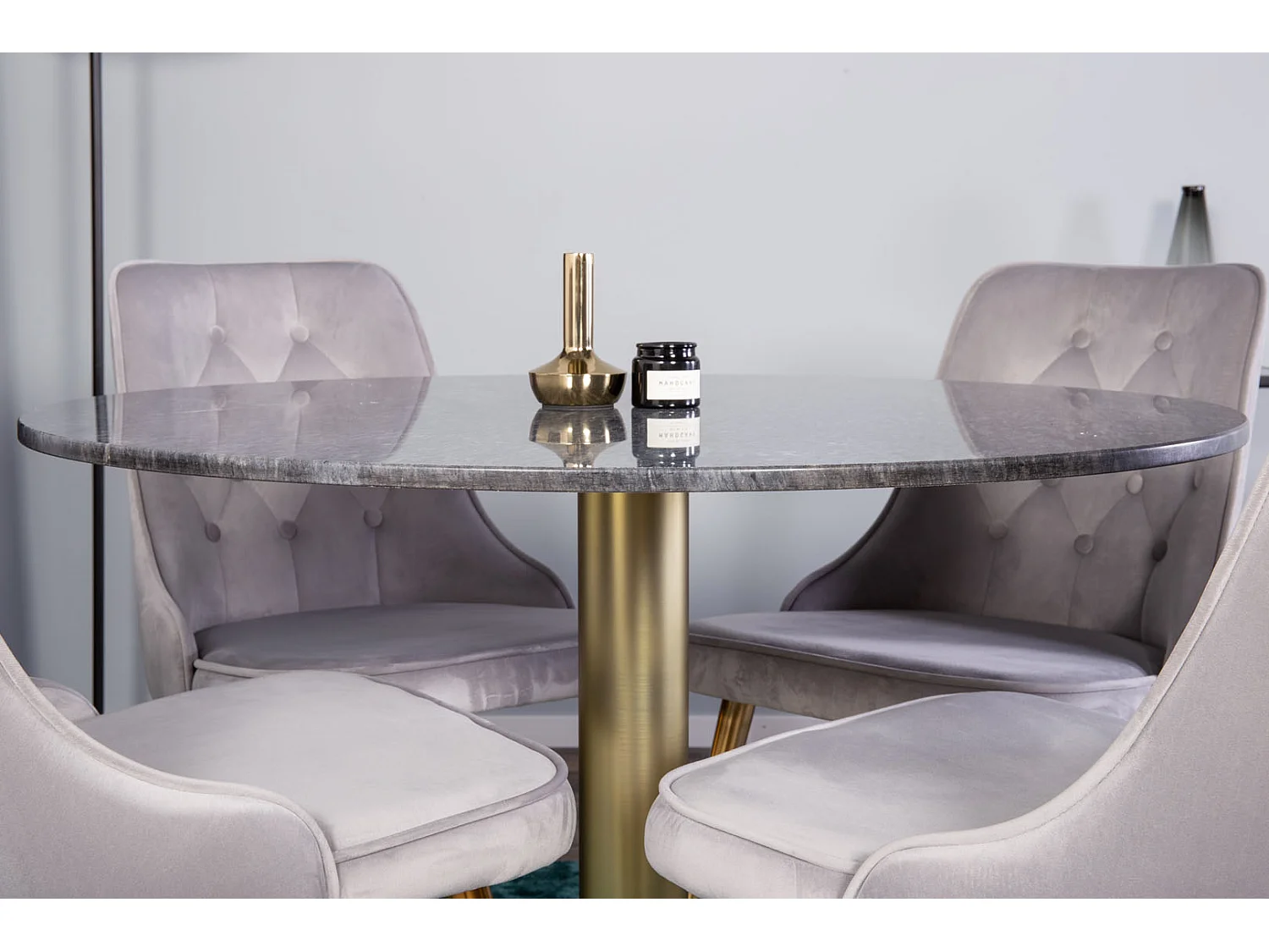 EstelleØ106BLBR eethoek eetkamertafel zwart, marmer en 4 Velvet Deluxe eetkamerstal velours lichtgrijs, messing decor.
