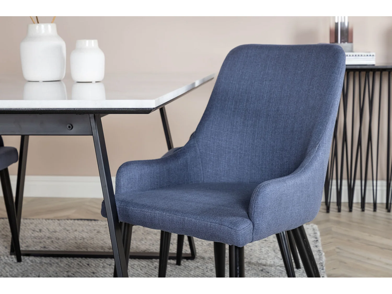 Estelle ensemble table, table marbre blanc et 4 Plaza chaises bleu, noir.