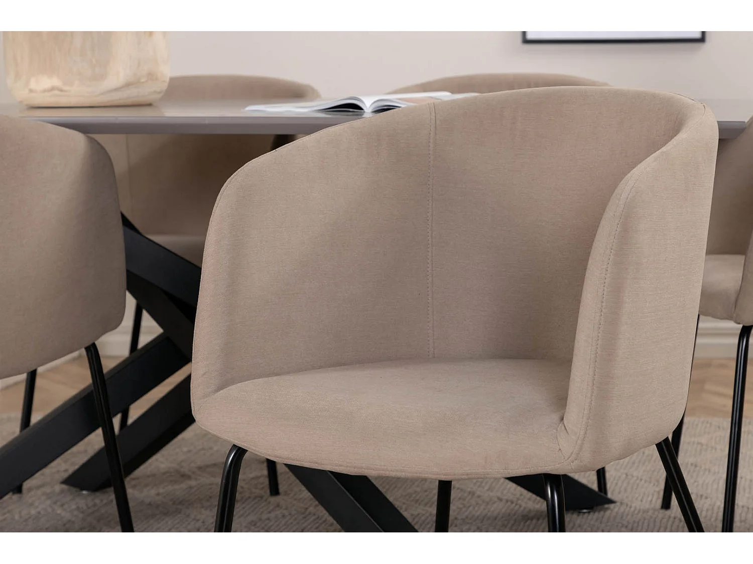 PiazzaGRBL eethoek eetkamertafel grijs en 6 Berit eetkamerstal beige.