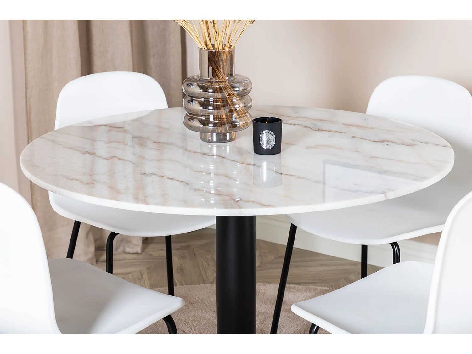 EstelleØ106WHBL eethoek eetkamertafel wit, marmer en 4 Arctic eetkamerstal wit, zwart.