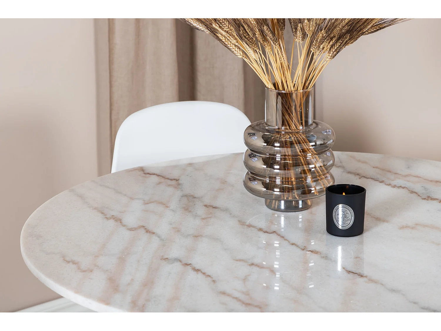 EstelleØ106WHBL eethoek eetkamertafel wit, marmer en 4 Arctic eetkamerstal wit, zwart.