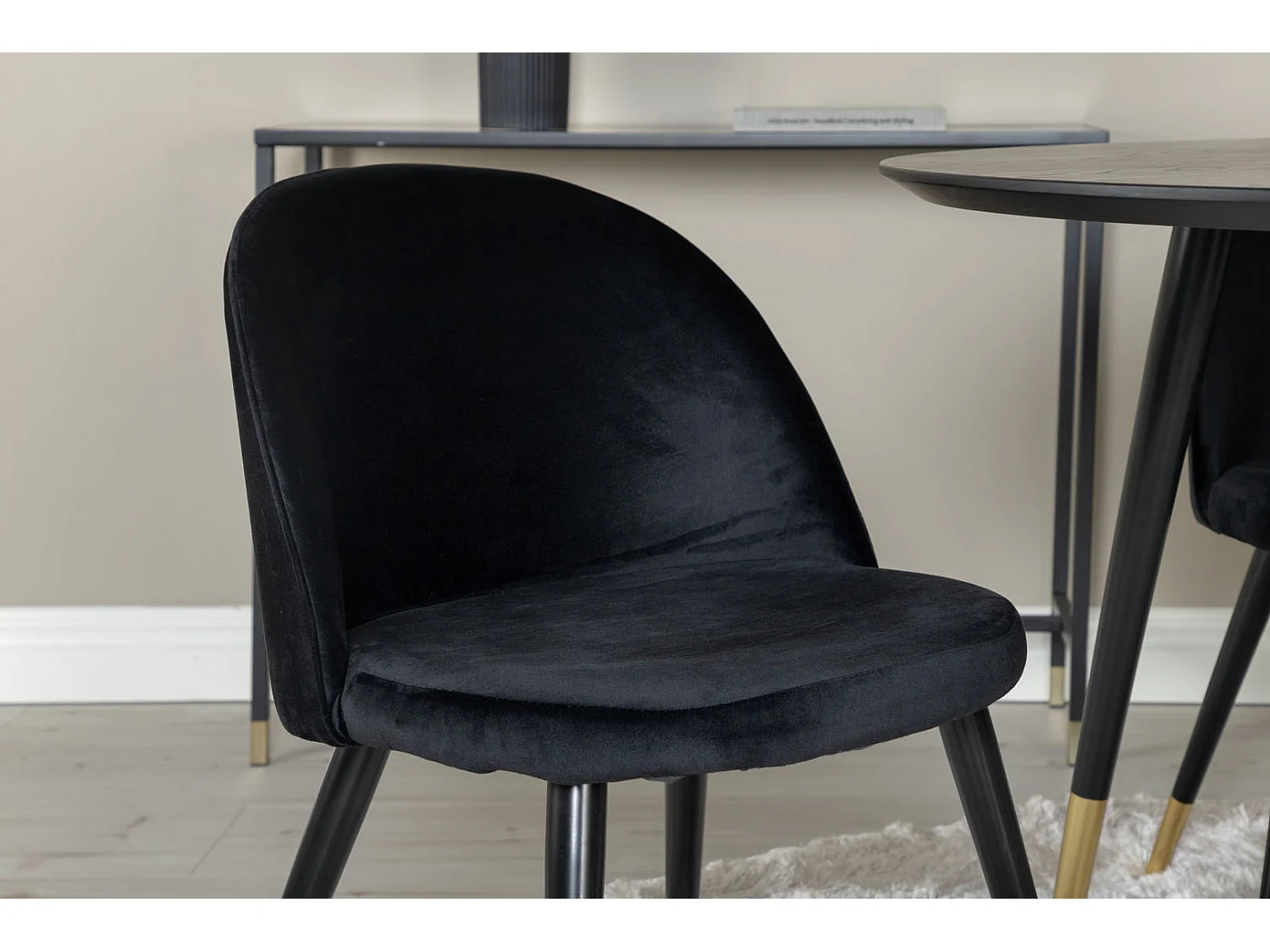 DippØ115BLBR Essgruppe Esstisch schwarz und 4 Velvet Esszimmerstühle Velour schwarz, Messing dekor.