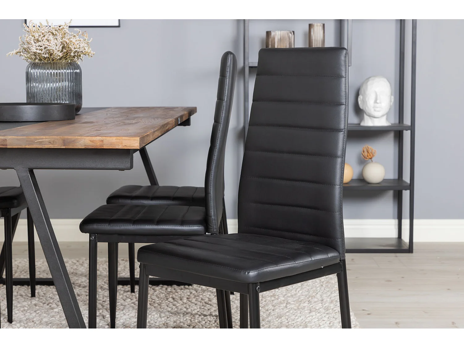 Jakarta ensemble table, table teck et 6 Slim High Back chaises Similicuir PU noir.