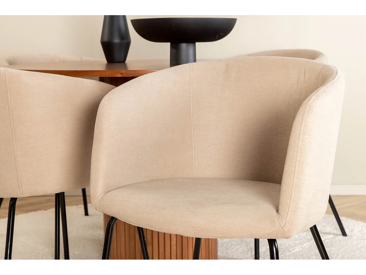 BiancaROWA ensemble table, table chêne plaqué et 4 Berit chaises beige.