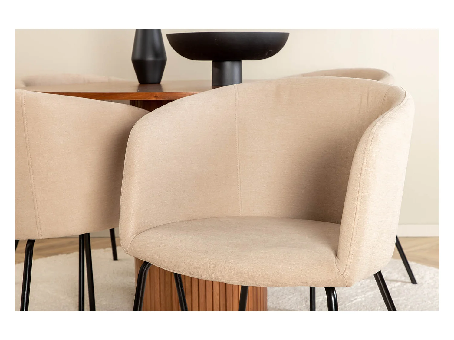 BiancaROWA Essgruppe Esstisch Eiche Furnier und 4 Berit Esszimmerstühle beige.