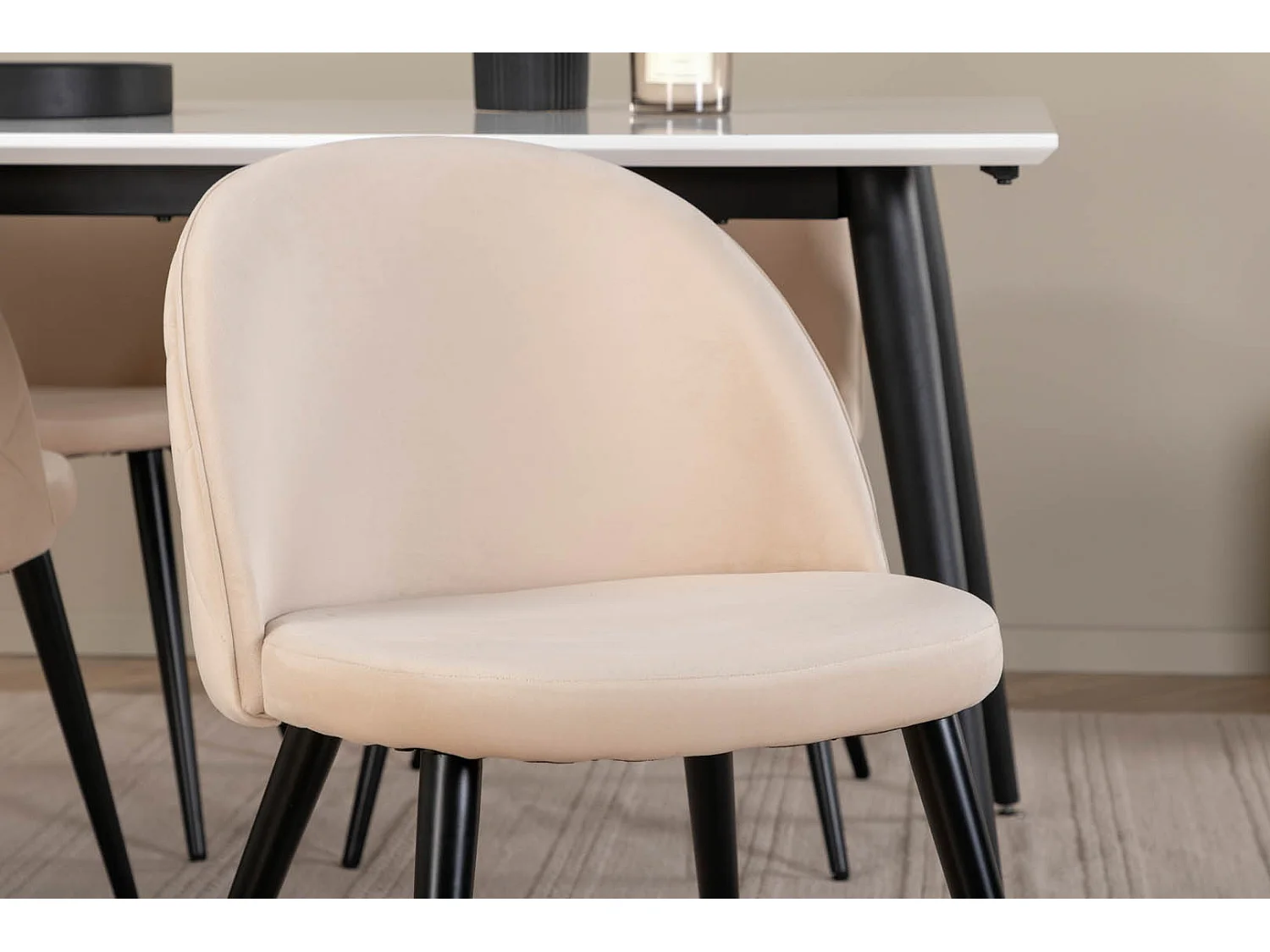 Jimmy150 eethoek eetkamertafel uitschuifbare tafel lengte cm 150 / 240 wit en 4 Velvet Stitches eetkamerstal velours beige.